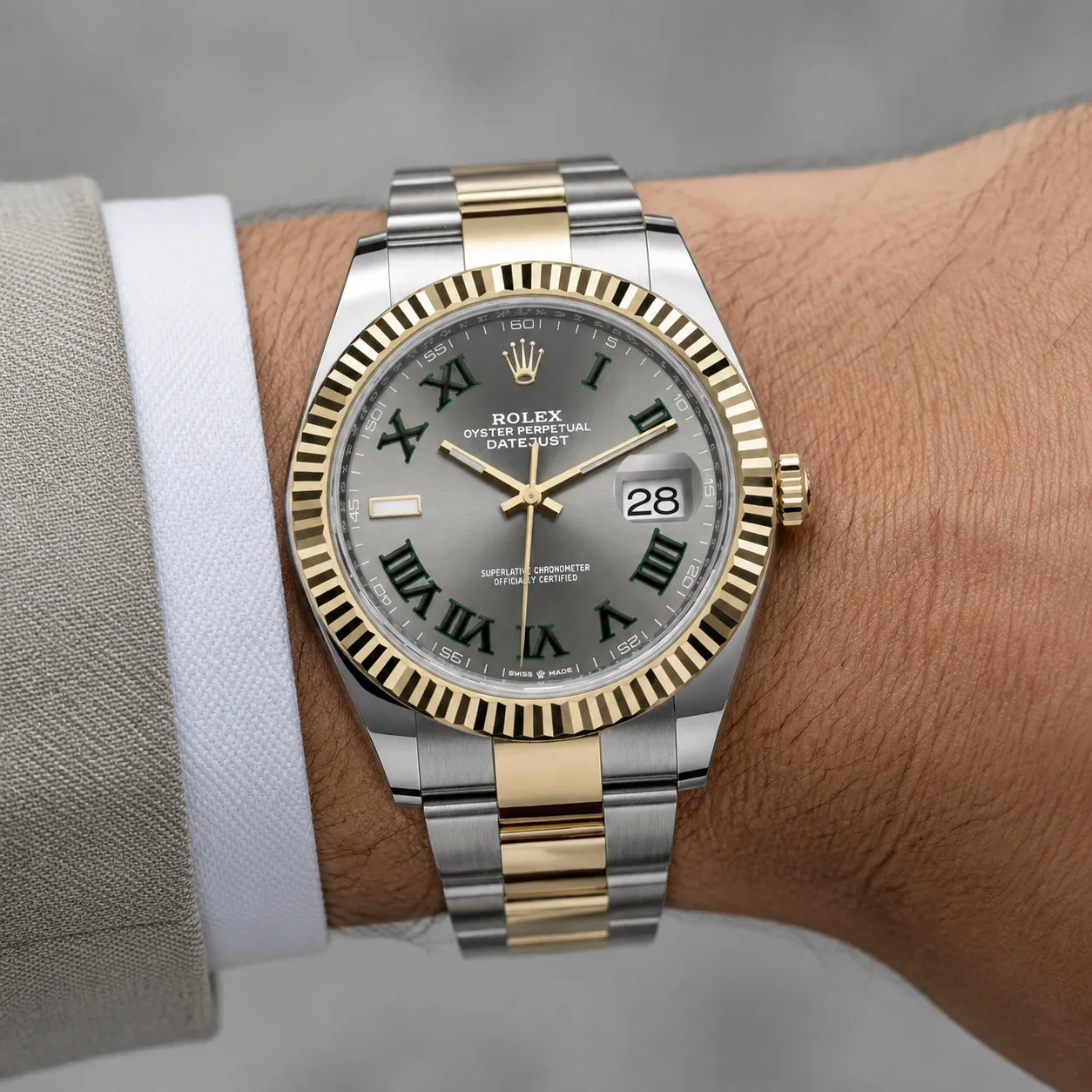 Rolex Datejust m126333-0019 41mm Calibre 3235 Champagne / Fluted Bezel 904L Stainless Steel and 18K Yellow Gold AI 头图 4 - 佩戴图 [ai-shot:wrist-shot]