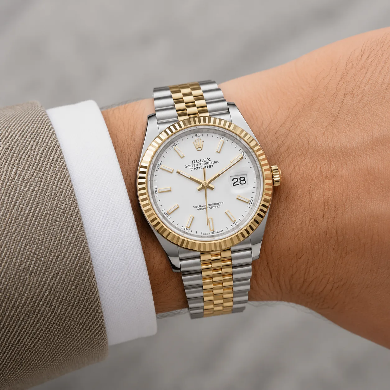 Rolex Datejust m126333-0022 41mm White Dial Fluted Bezel 904L Stainless Steel and 18K Yellow Gold AI 头图 4 - 佩戴图 [ai-shot:wrist-shot]