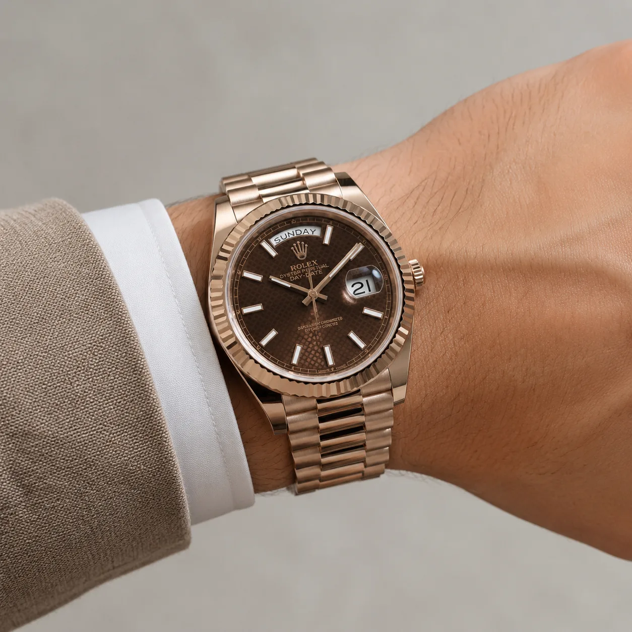 Rolex Day-Date M228235-0053 Cal.3255 Chocolate Dial Fluted Bezel AI 头图 4 - 佩戴图 [ai-shot:wrist-shot]