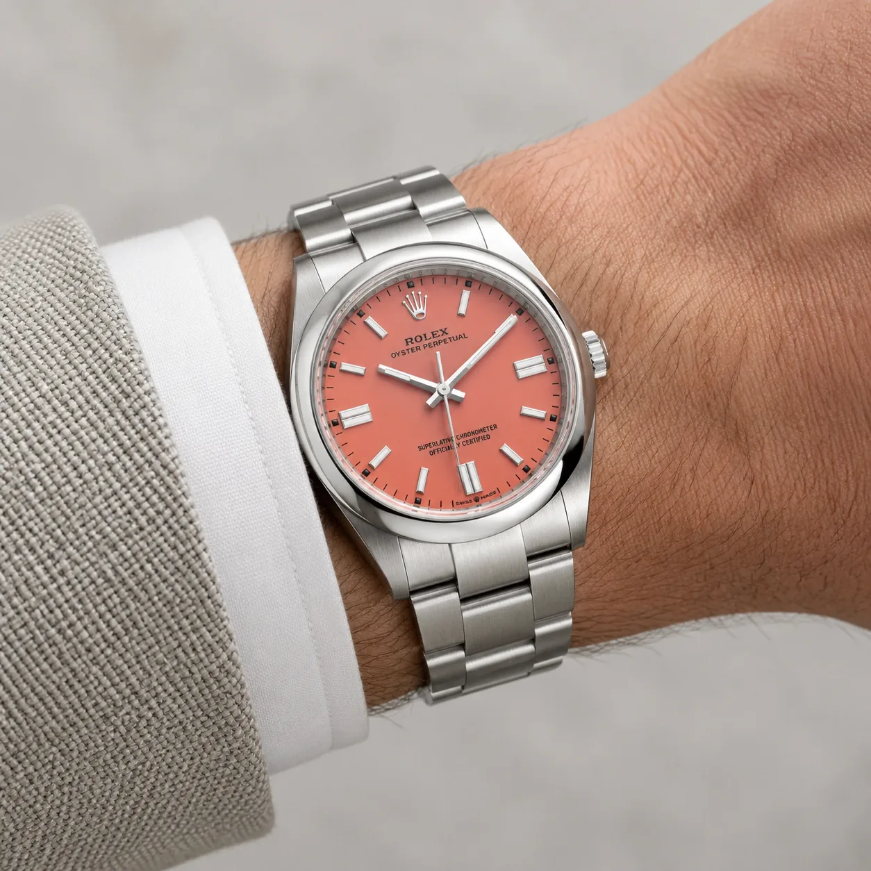 Rolex Oyster Perpetual m126000-0008 36mm Coral Red Dial Smooth Bezel AI 头图 4 - 佩戴图 [ai-shot:wrist-shot]