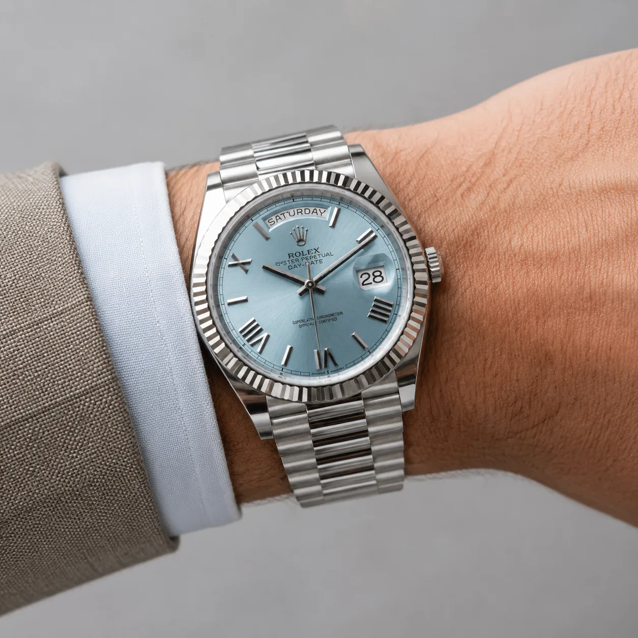 Rolex Day-Date m228236-0026 40mm Ice Blue Dial Fluted Bezel 950 Platinum AI 头图 4 - 佩戴图 [ai-shot:wrist-shot]