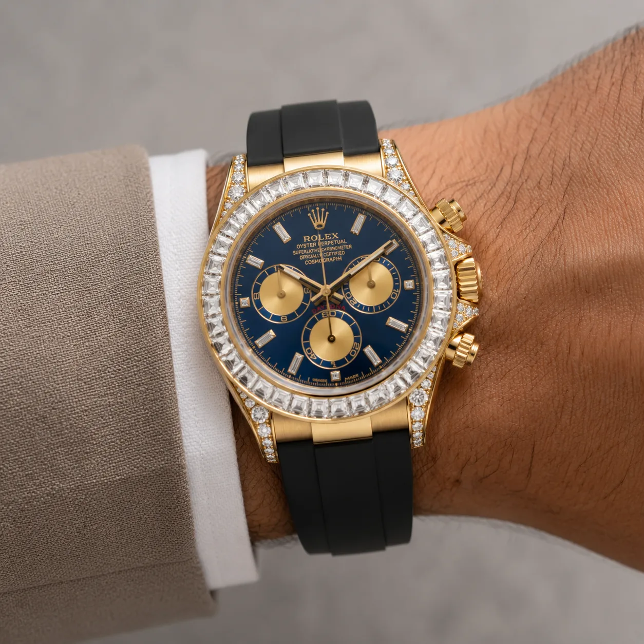 Rolex Cosmograph Daytona m126538tbr-0004 40mm Calibre 4131 Blue / Diamond-Set Bezel 18K Yellow Gold AI 头图 4 - 佩戴图 [ai-shot:wrist-shot]