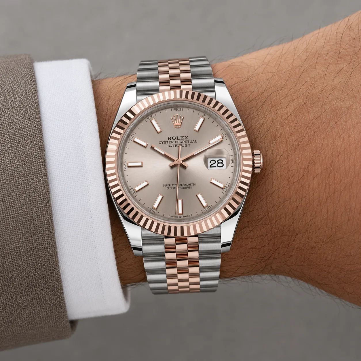 Rolex Datejust m126331-0010 41mm Calibre 3235 Pink / Fluted Bezel 904L Stainless Steel and 18K Everose Gold AI 头图 4 - 佩戴图 [ai-shot:wrist-shot]