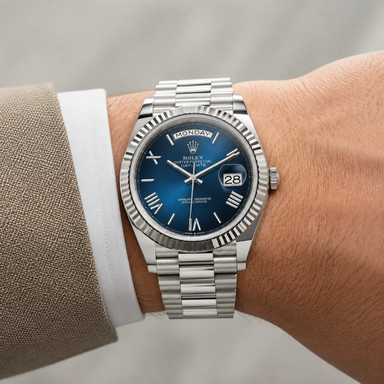 Rolex Day-Date m228236-0024 40mm Blue Dial Fluted Bezel 950 Platinum AI 头图 4 - 佩戴图 [ai-shot:wrist-shot]