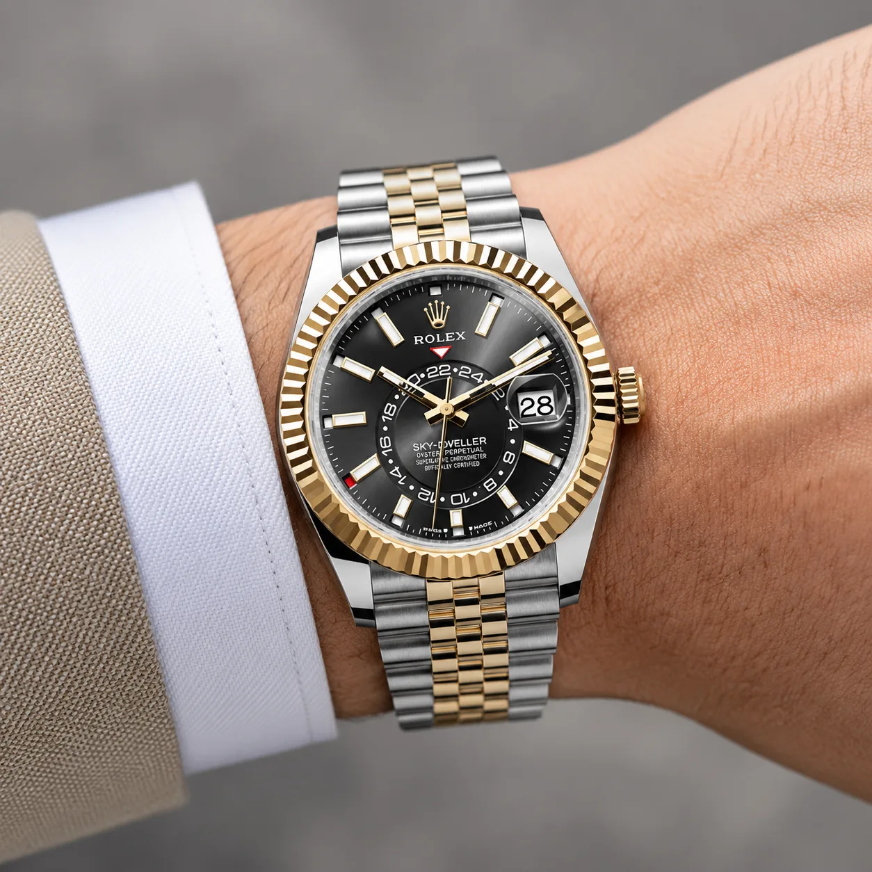Rolex Sky-Dweller m336933-0004 42mm Calibre 9002 Champagne / Fluted Bezel 904L Stainless Steel and 18K Yellow Gold AI 头图 4 - 佩戴图 [ai-shot:wrist-shot]