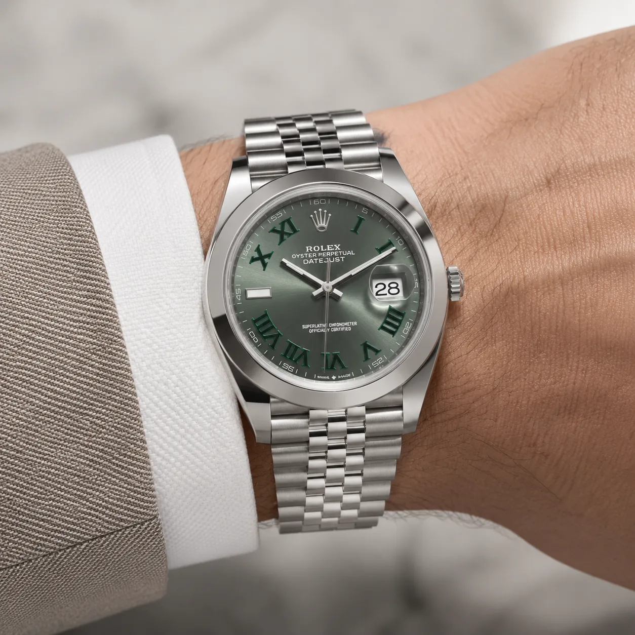 Rolex Oyster Perpetual m126300-0014 41mm Green Dial Smooth Bezel AI 头图 4 - 佩戴图 [ai-shot:wrist-shot]