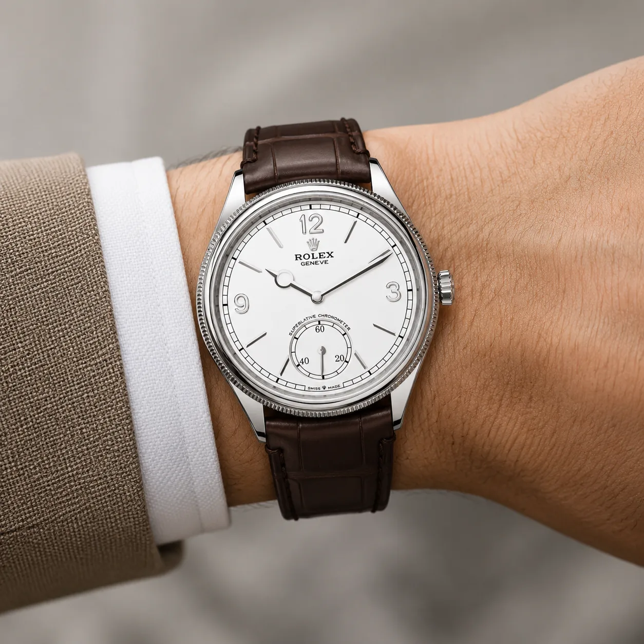 Rolex 1908 m52509-0006 39mm Silver Dial Fluted Bezel 18K White Gold AI 头图 4 - 佩戴图 [ai-shot:wrist-shot]