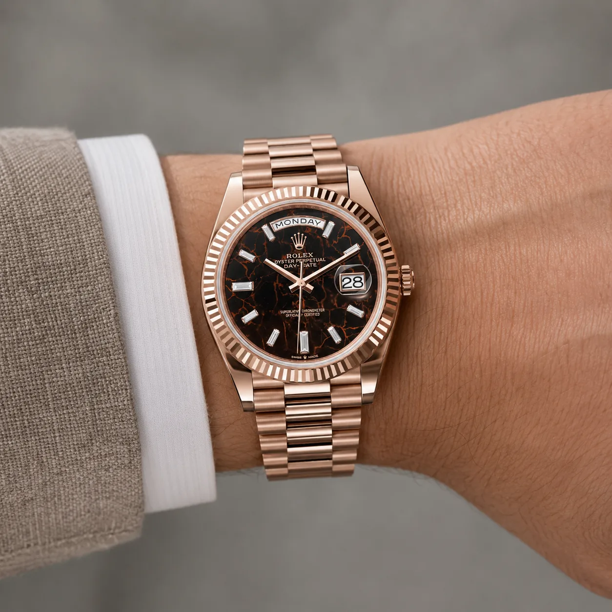 Rolex Day-Date m228235-0045 40mm Rhodonite Dial Fluted Bezel 18K Everose Gold AI 头图 4 - 佩戴图 [ai-shot:wrist-shot]