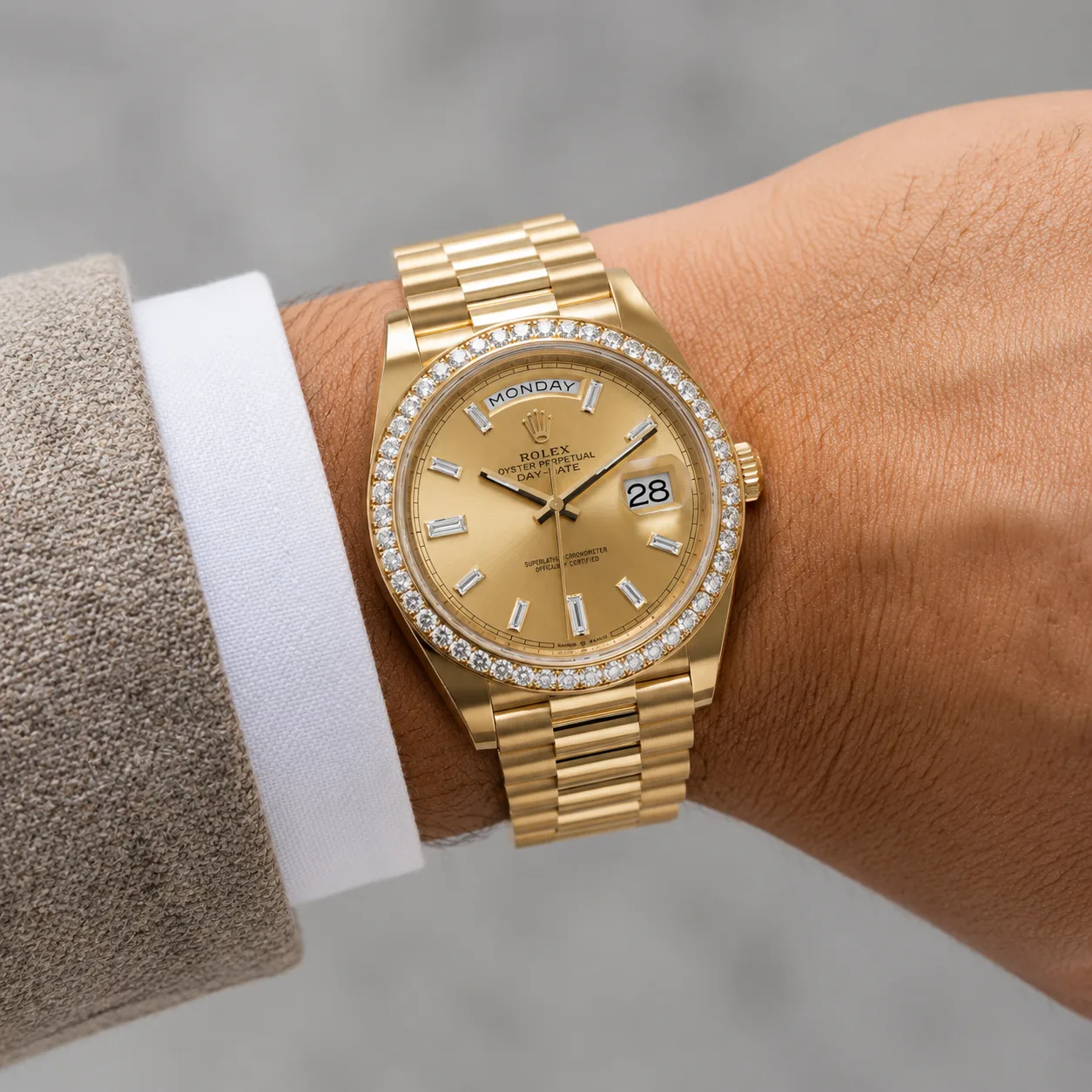 Rolex Day-Date m228348rbr-0008 40mm Champagne Dial Diamond-Set Bezel 18K Yellow Gold AI 头图 4 - 佩戴图 [ai-shot:wrist-shot]
