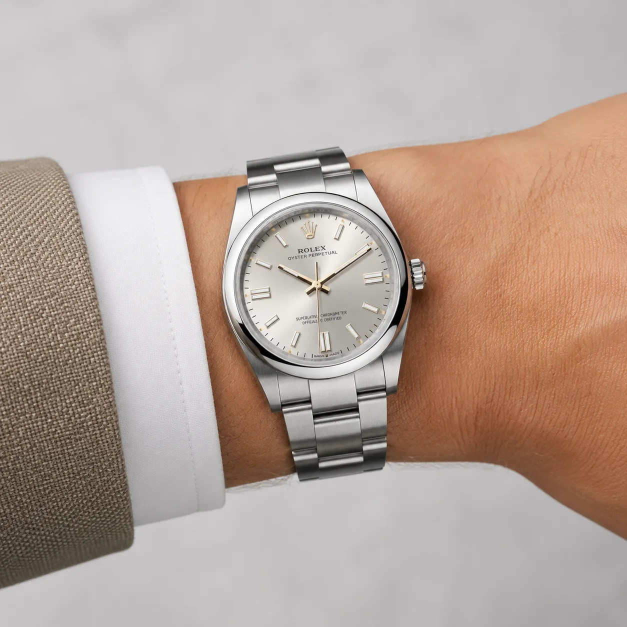Rolex Oyster Perpetual m126000-0001 36mm Silver Dial Smooth Bezel AI 头图 4 - 佩戴图 [ai-shot:wrist-shot]