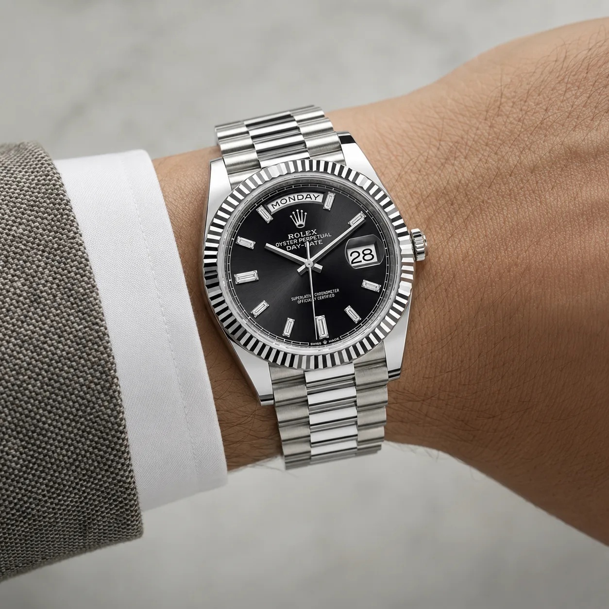Rolex Day-Date m228236-0004 40mm Black Dial Fluted Bezel 950 Platinum AI 头图 4 - 佩戴图 [ai-shot:wrist-shot]