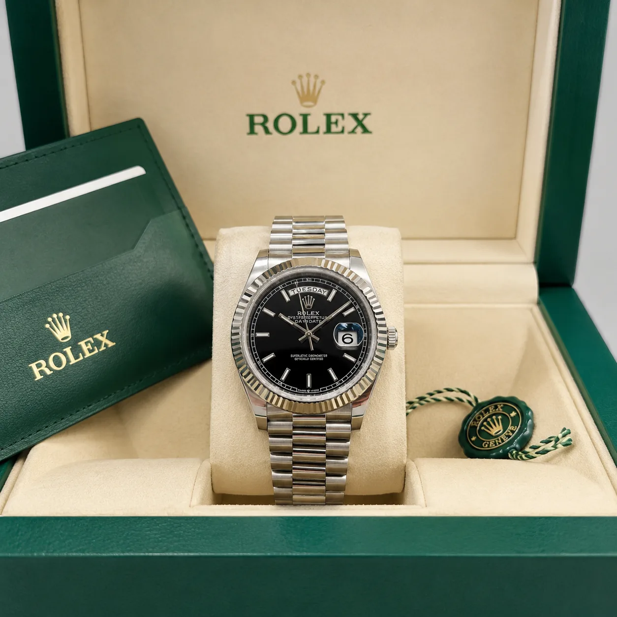 Rolex Day-Date M228239-0004 Cal.3255 Black Dial Fluted Bezel AI 头图 5 - 包装盒 [ai-shot:box-shot]