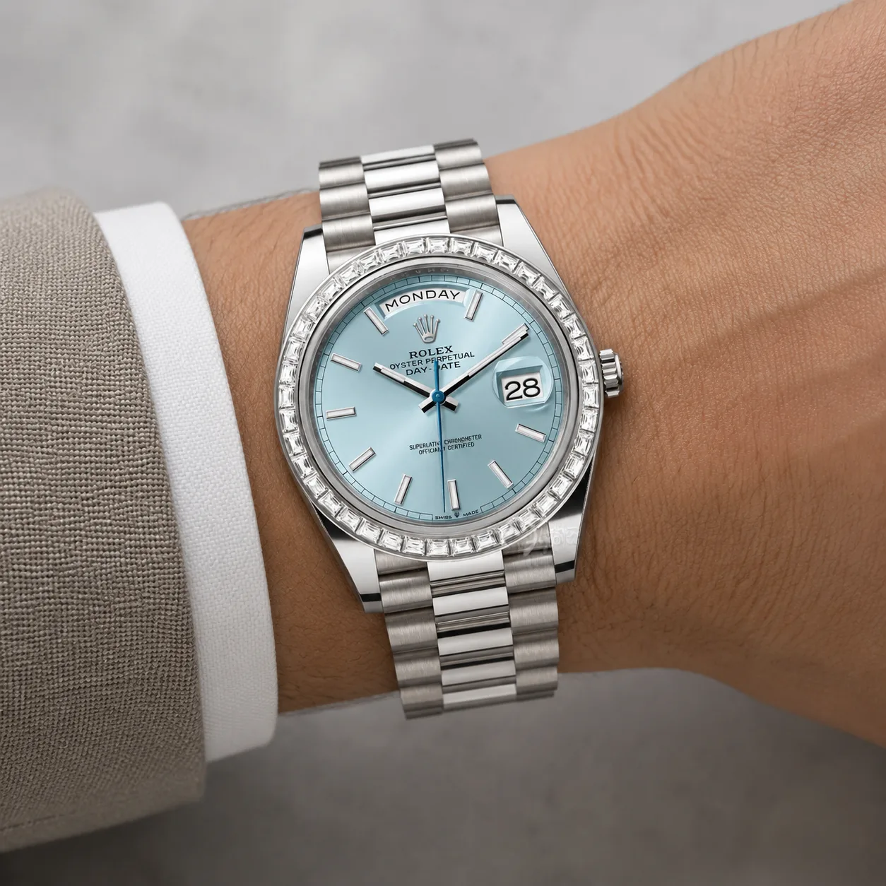 Rolex Day-Date m228396tbr-0039 40mm Calibre 3255 Emerald Green / Diamond-Set Bezel 950 Platinum AI 头图 4 - 佩戴图 [ai-shot:wrist-shot]