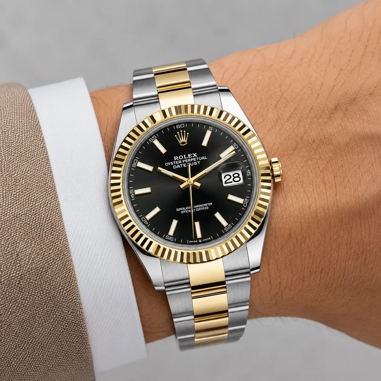 Rolex Datejust m126333-0013 41mm Calibre 3235 Champagne / Fluted Bezel 904L Stainless Steel and 18K Yellow Gold AI 头图 4 - 佩戴图 [ai-shot:wrist-shot]
