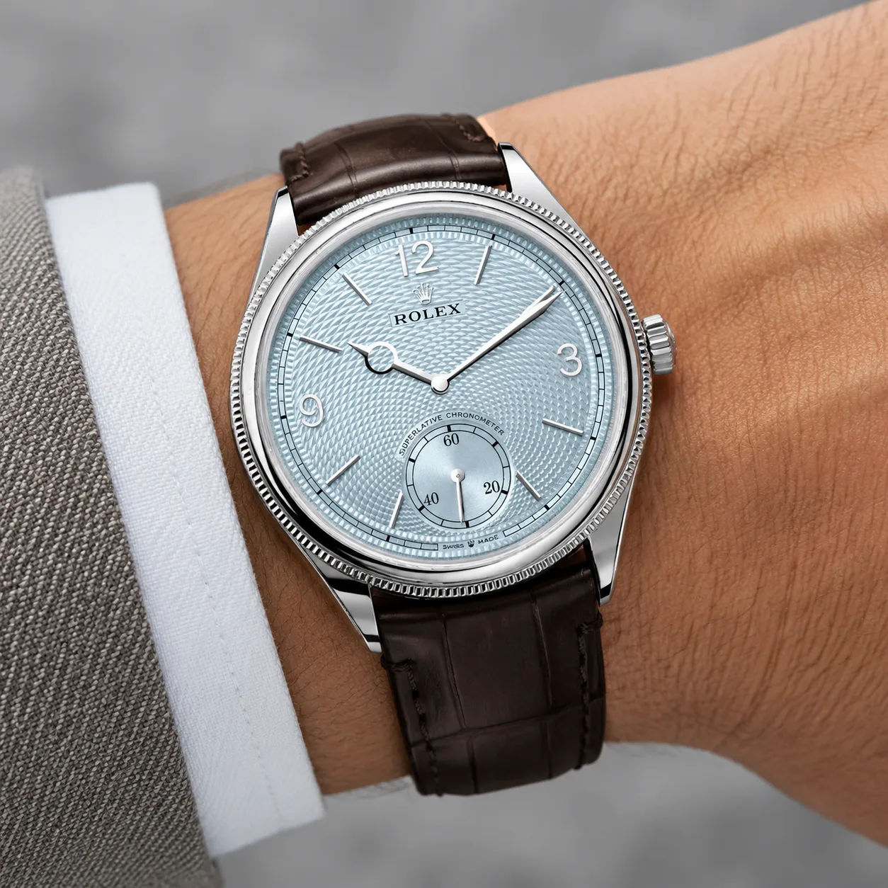Rolex 1908 m52506-0002 39mm Calibre 7140 Ice Blue / Diamond-Set Bezel 950 Platinum AI 头图 4 - 佩戴图 [ai-shot:wrist-shot]