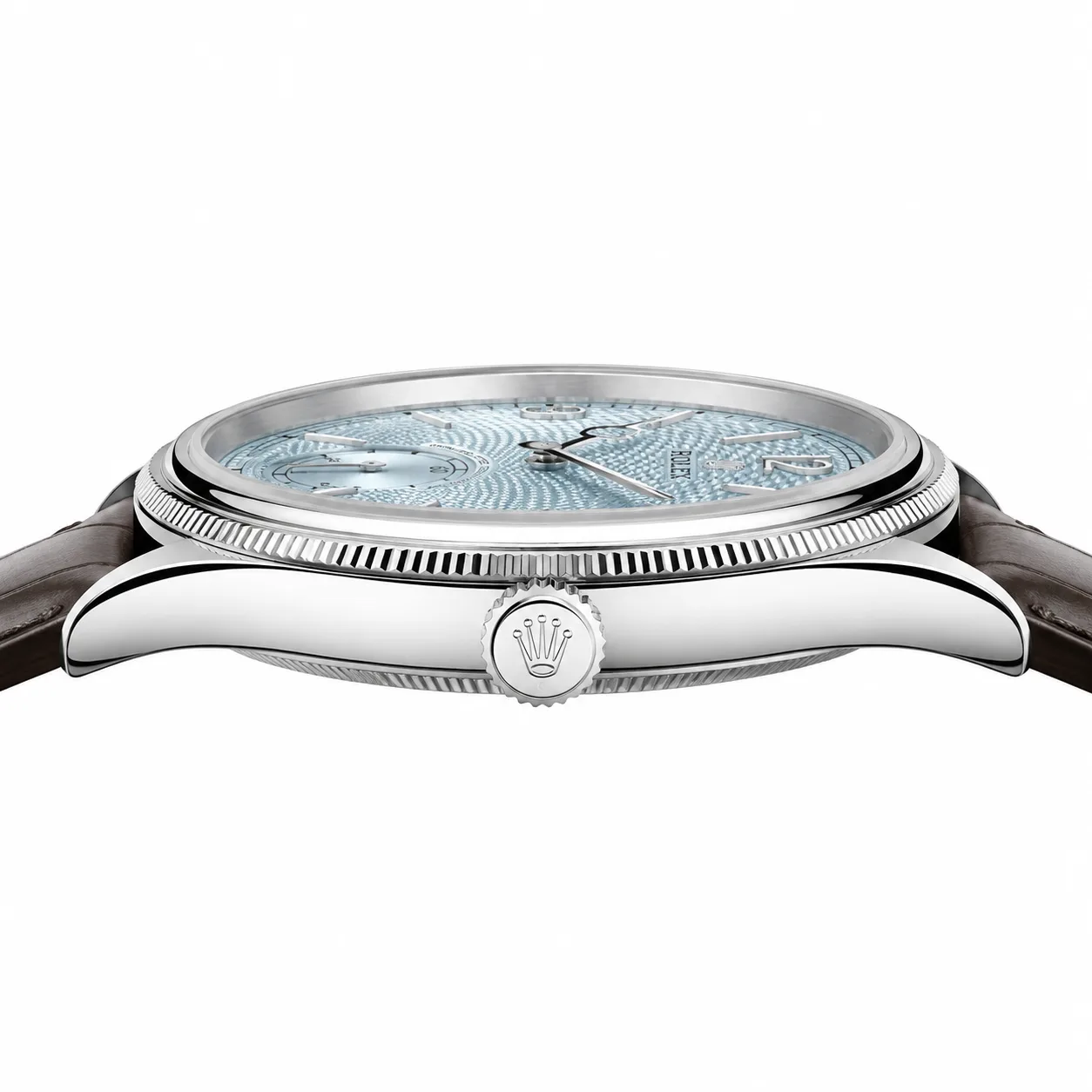 Rolex 1908 m52506-0002 39mm Calibre 7140 Ice Blue / Diamond-Set Bezel 950 Platinum AI 头图 2 - 侧面细节 [ai-shot:side-detail]