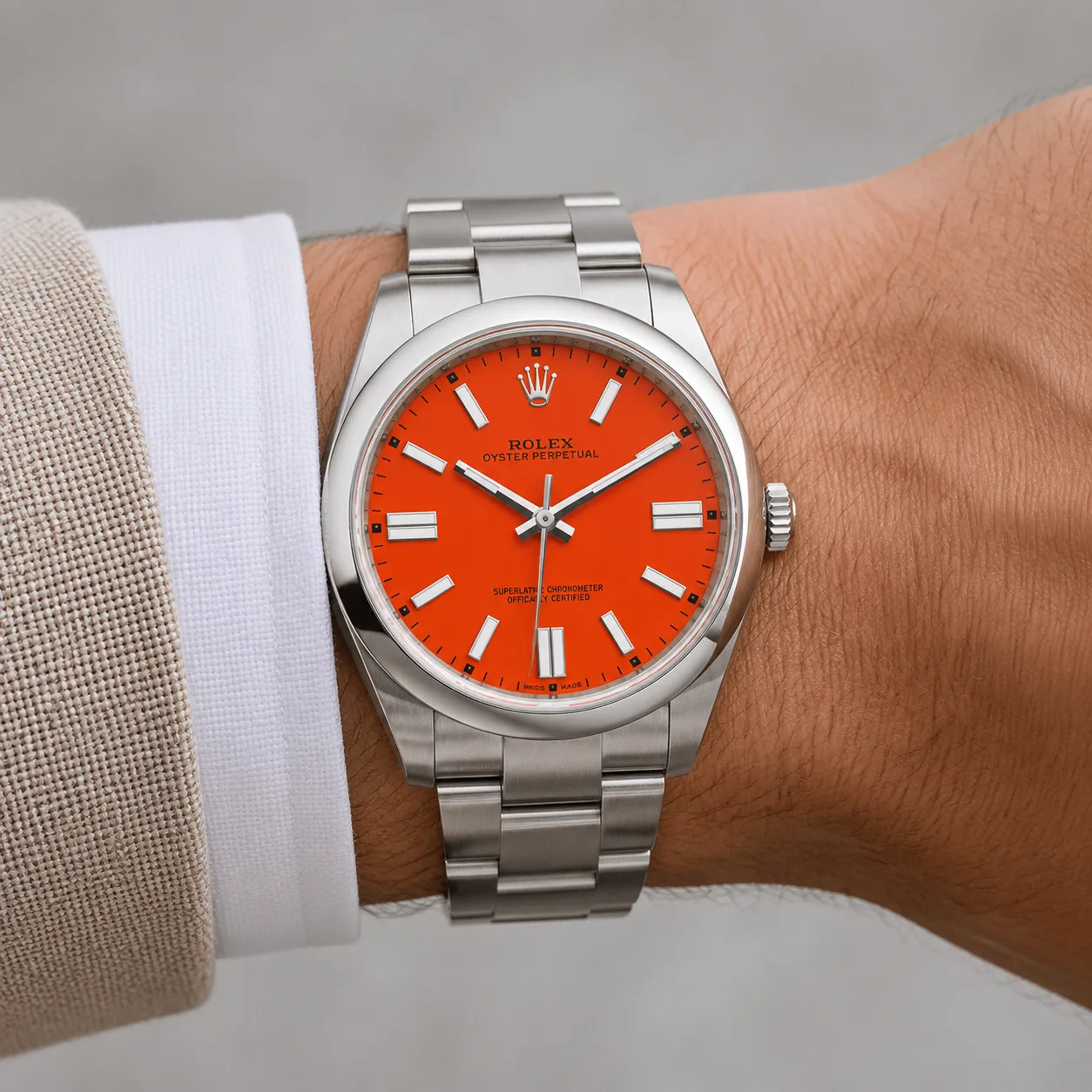 Rolex Oyster Perpetual m124300-0007 41mm Calibre 3230 Bright Blue / Smooth Bezel 904L Stainless Steel AI 头图 4 - 佩戴图 [ai-shot:wrist-shot]