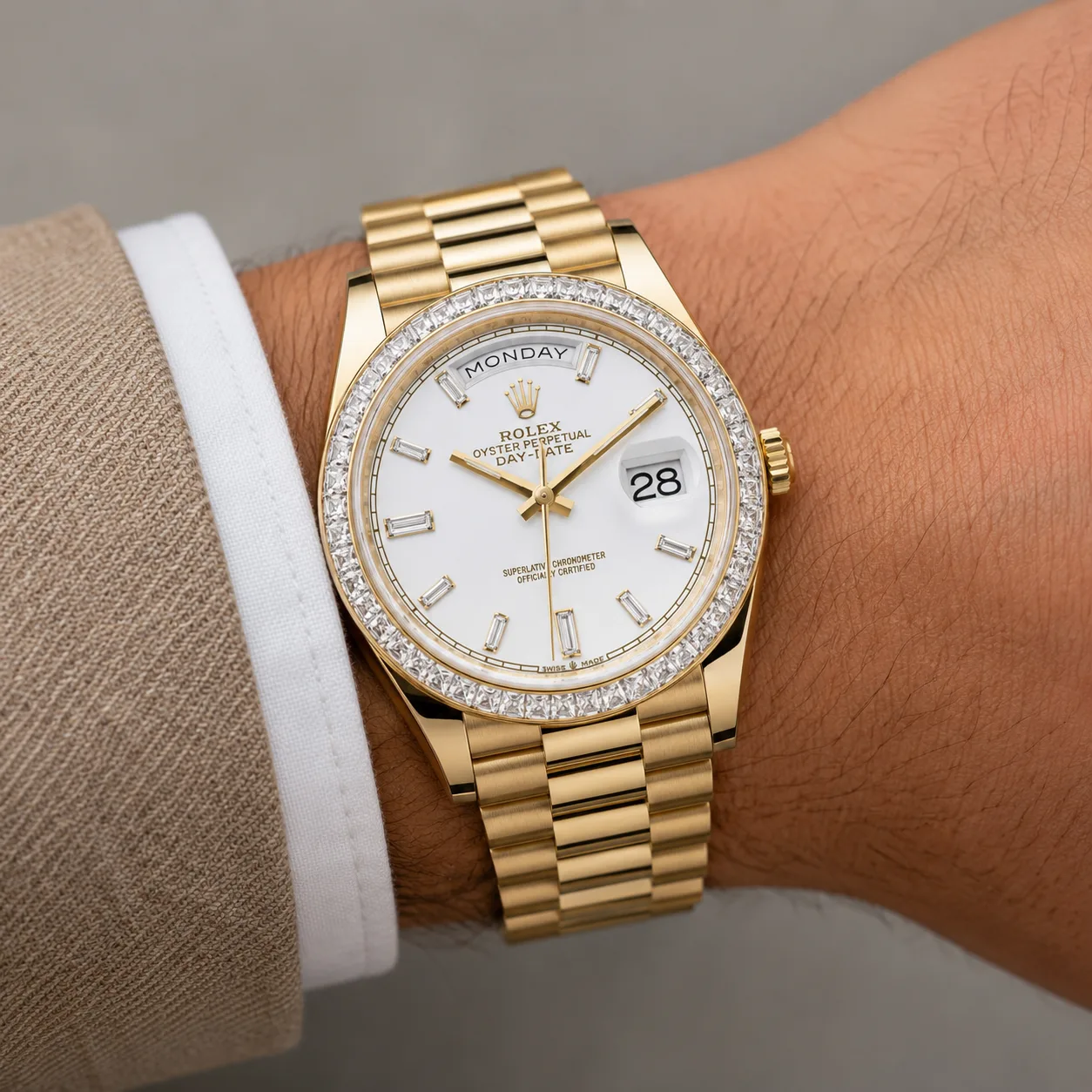 Rolex Day-Date m228398tbr-0001 40mm Calibre 3255 White / Diamond-Set Bezel 18K Yellow Gold AI 头图 4 - 佩戴图 [ai-shot:wrist-shot]