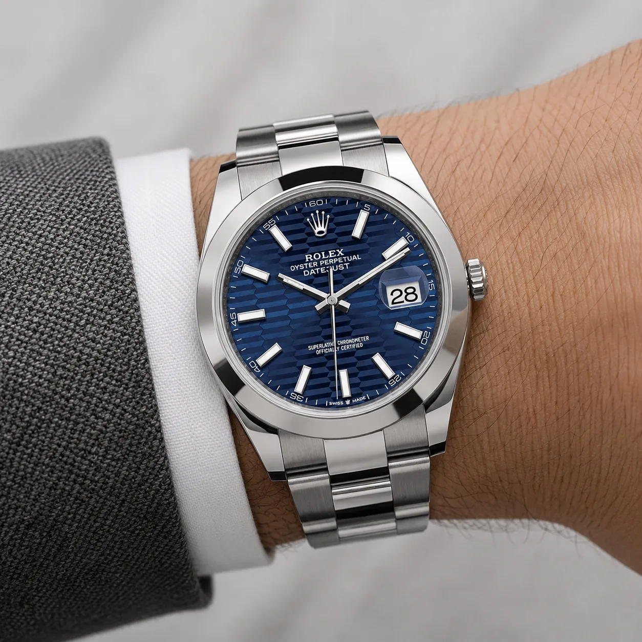 Rolex Datejust m126300-0023 41mm Calibre 3235 White / Smooth Bezel 904L Stainless Steel AI 头图 4 - 佩戴图 [ai-shot:wrist-shot]