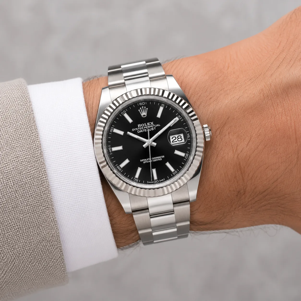 Rolex Datejust m126334-0003 41mm Calibre 3235 Black / Fluted Bezel 904L Stainless Steel and 18K White Gold AI 头图 4 - 佩戴图 [ai-shot:wrist-shot]