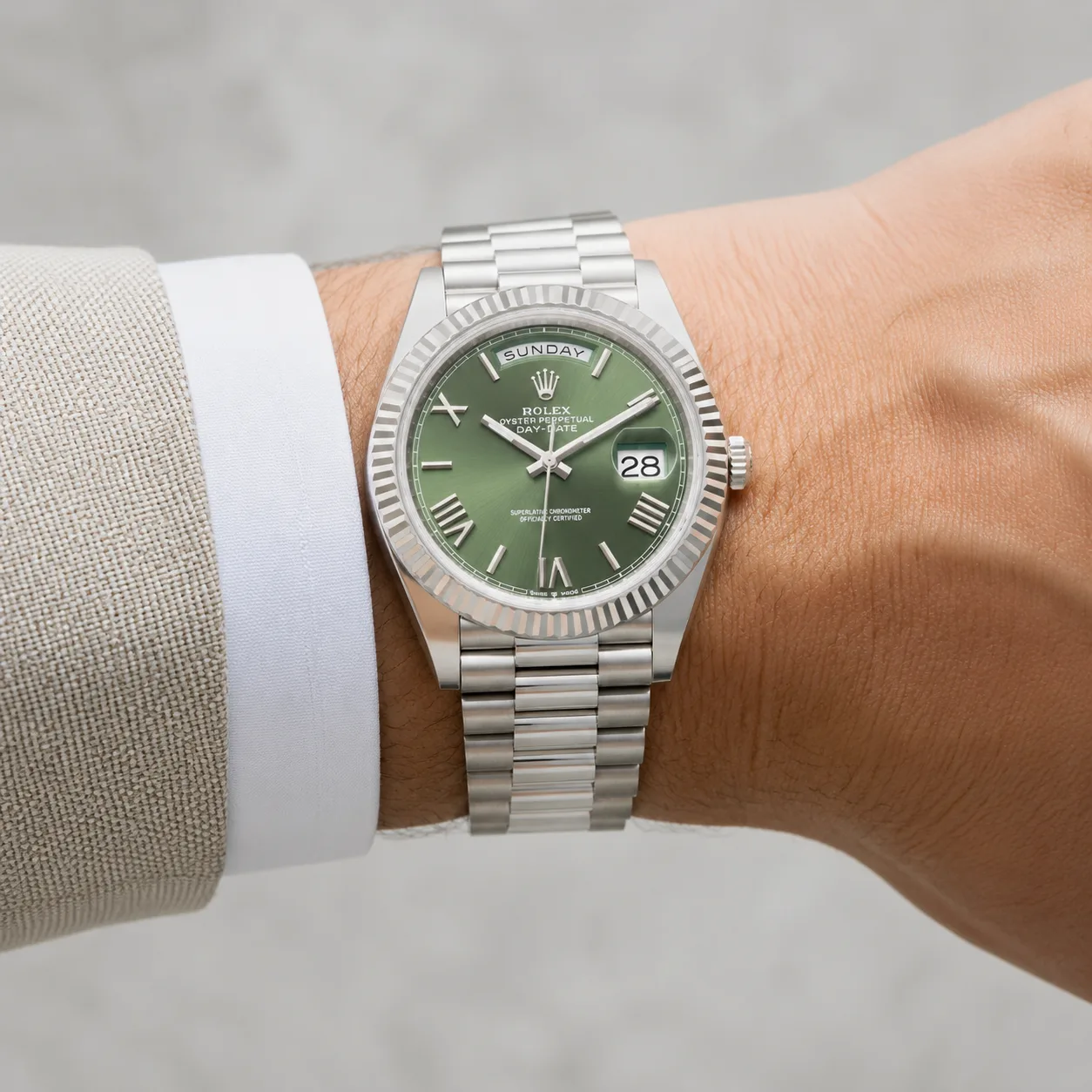 Rolex Day-Date m228236-0008 40mm Olive Green Dial Fluted Bezel 950 Platinum AI 头图 4 - 佩戴图 [ai-shot:wrist-shot]