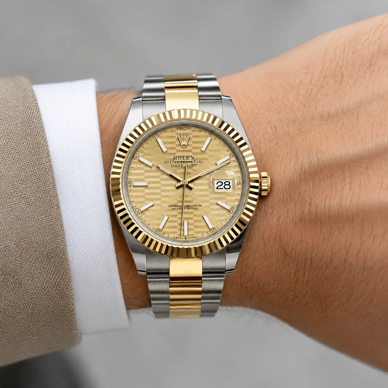 Rolex Datejust m126333-0021 41mm Calibre 3235 Black / Fluted Bezel 904L Stainless Steel and 18K Yellow Gold AI 头图 4 - 佩戴图 [ai-shot:wrist-shot]