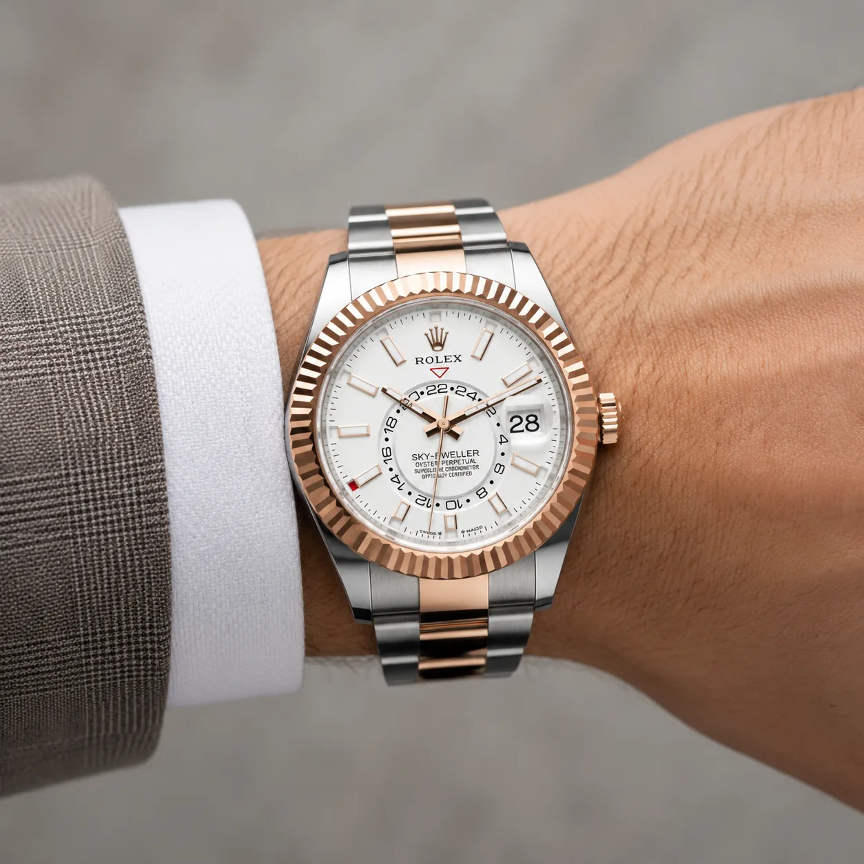 Rolex Sky-Dweller m116681-0002 42mm White Dial Fluted Bezel 904L Stainless Steel and 18K Everose Gold AI 头图 4 - 佩戴图 [ai-shot:wrist-shot]