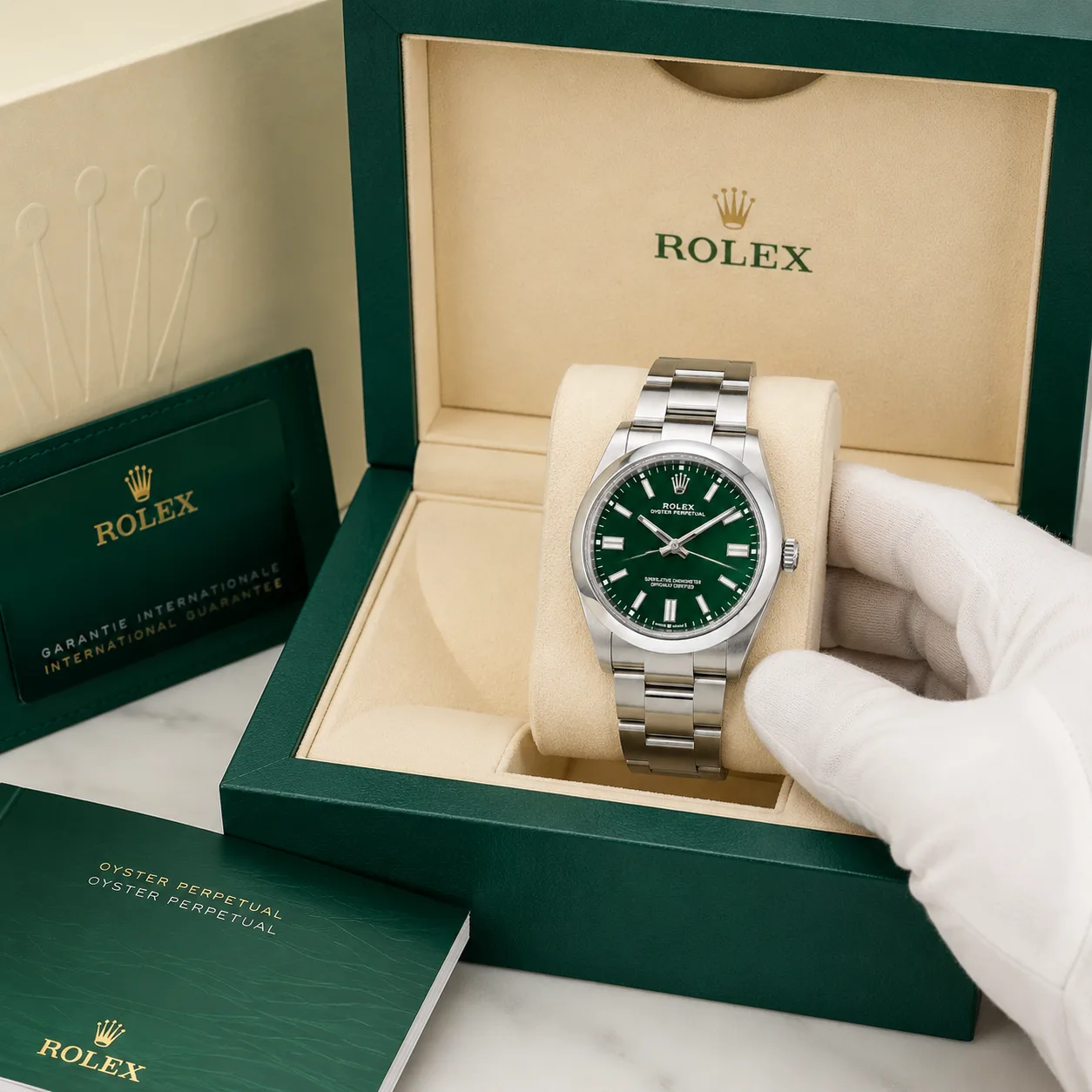 Rolex Oyster Perpetual m126000-0003 36mm Green Dial Smooth Bezel AI 头图 5 - 包装盒 [ai-shot:box-shot]
