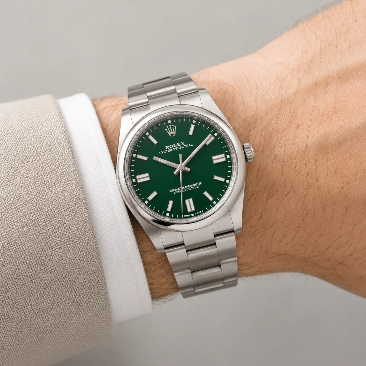 Rolex Oyster Perpetual m126000-0003 36mm Green Dial Smooth Bezel AI 头图 4 - 佩戴图 [ai-shot:wrist-shot]